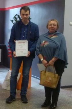 Na zdjęciu uczeń klasy III CT wraz z nauczycielem. W rękach trzyma dyplom za zajęcie III miejsca w Międzyszkolnym Konkursie Językowo-Historycznym.