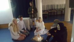 Na zdjęciu uczniowie odgrywają scenkę z II cz. "Dziadów" podczas Zaduszkowego spotkania z duchami zorganizowanego w szkolnej auli.  