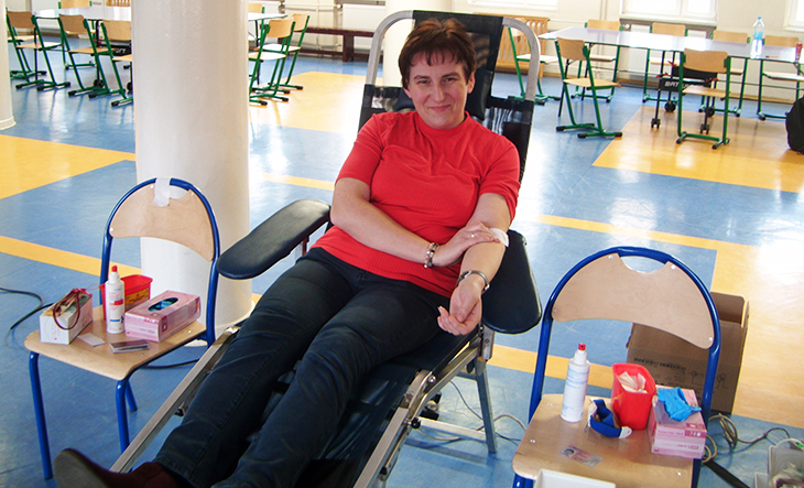 Na zdjęciu p. kierownik praktyk zawodowych podczas oddawania krwi w szkolej auli.