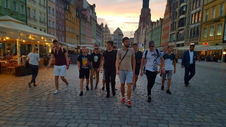 Grupa roześmianych uczniów z kl. IV AT na rynku we Wrocławiu.