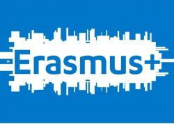 Logo Erasmus+ - niebieski napis na nieregularnym tle