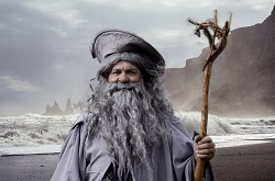 Stary człowiek z długimi włosami i długą broda