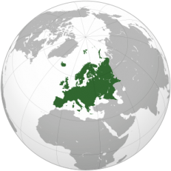 Djęcie przedstawia biało-szary zarys kuli ziemskiej z kontynentami, a na jego tle zielony kontur Europy.
