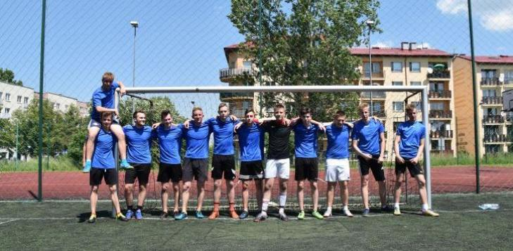Zdjęcie przedstawia drużynę reprezentującą ZSB-C podczas szkolnej licealiady w piłce nożnej.y