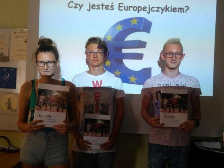 Zdjęcie przedstawia finalistów szkolnego Konkursu Europejskiego na tle prezentacji z pytaniem - czy jesteś Europejczykiem?