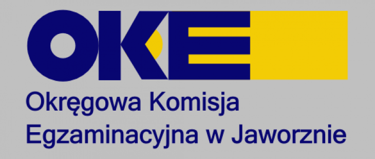 zdjęcie przedstawia niebiesko-żółte  logo Okręgowej Komisji Egzaminacyjnej w Jaworznie umieszczone na szarym tle