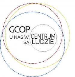 Logo Gliwickiego Centrum Organizacji Pozarządowych - na białym tle 4 kolorowe kółka oraz czarny napis GCOP u nas w Centrum są ludzie. 