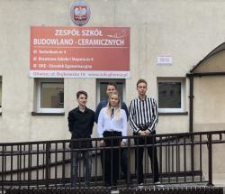 Na zdjęciu czworo uczniów - przedstawicieli Samorządu Szkolnego na tle budynku ZSB-C.