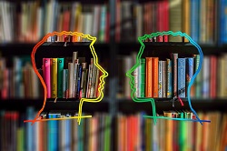 dwie głowy w tle półki z książkami
