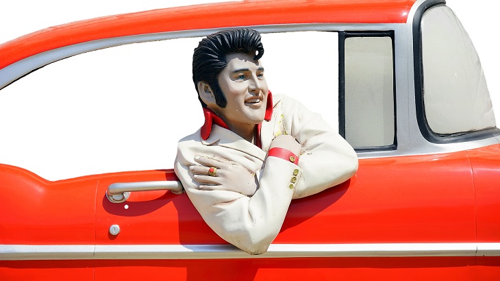 Elvis Presley w czerwonym samochodzie