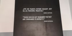 Tablica z Auschwitz z napisem - Kto nie pamięta historii skazany jest na jej powtórne przeżycie