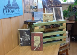 Światowy Dzień Czytania Tolkiena w ZSB-C - wystawa książek pisarza