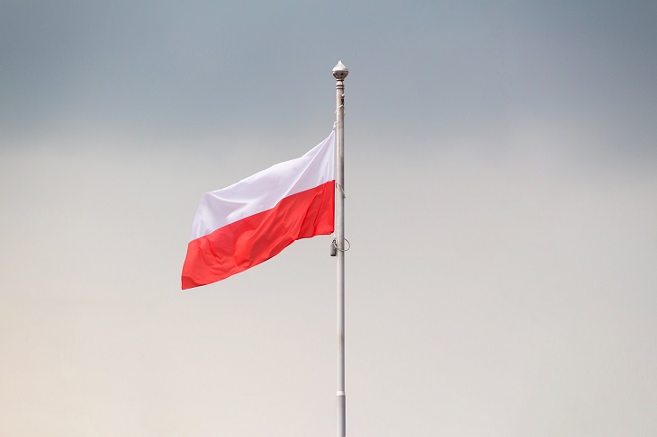 flaga polski biało czerwona na tle niebieskiego nieba
