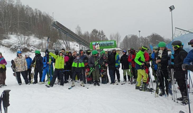 Grupa uczniów naszej szkoły wraz z opiekunami na wyjeździe narciarskim