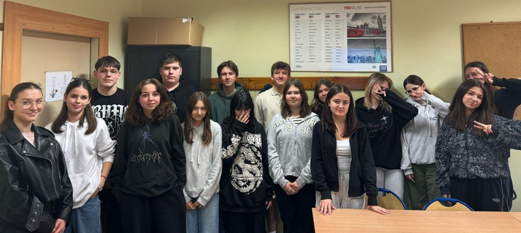 Zdjęcie grupowe uczestników z klas I i II szkolnego Dnia Matematyki 