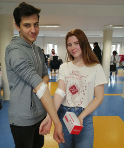 Dwoje uczestników z plastrami zakrywającymi miejsce po pobraniu krwi