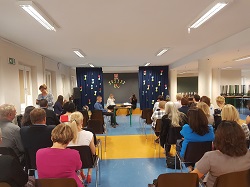 Akademia z okazji święta Edukacji Narodowej. W auli szkolnej grupa nauczycieli ogląda przedstawienie przygotoweprzez klasę II BT.