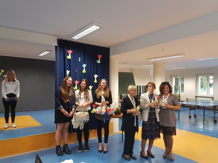 Na zdjęciu uczennice kl. II BT wręczają nauczycielm ordery za specjalne zasługi.