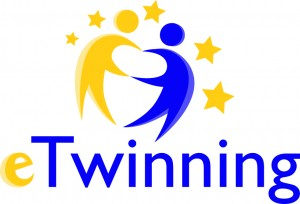 Na zdjęciu przedstawiono żółto-granatowe logo eTweening.