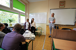 Panie z Domu Aktywnej Młodzieży przy Gliwickim Centrum Organizacji Pozarządowych podczas warsztatów z uczniami.