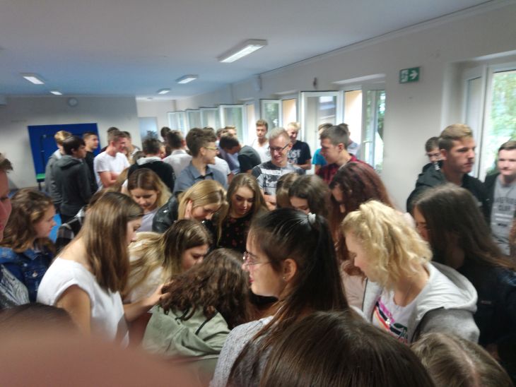 Uczniowie klas I podczas zajęć integracyjnych w szkolnej auli.