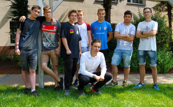 Grupa chłopców z ZSB-C w słoneczny dzień