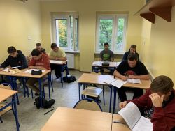Zdjęcie przedstawia uczniów podczas szkolenia SEP. Jasno oświetlona sala lekcyjna.