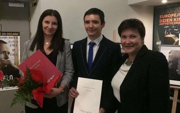 Na zdjęciu Laureat Gliwickiego Lauru Nauki w towarzystwie M. Gałuszki-Harat oraz dyrektor ZSB-C B. Spałek. W tle foyer Kina AMOK.