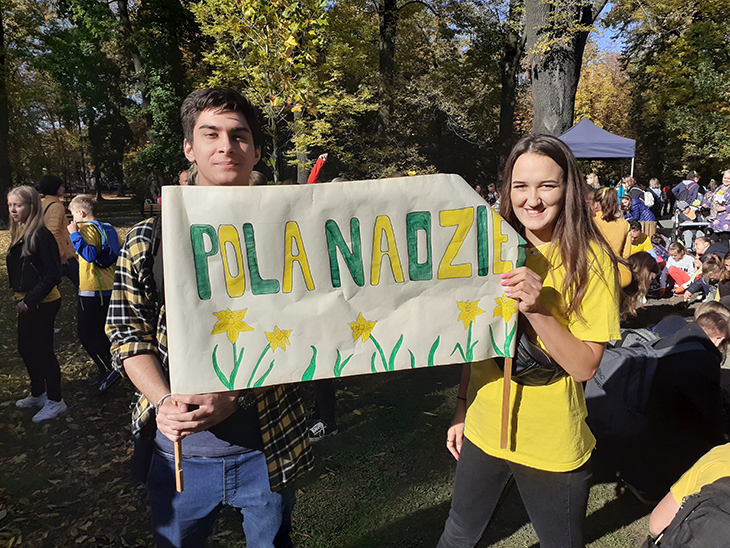 Uczeń i uczennica z banerem pola nadziei
