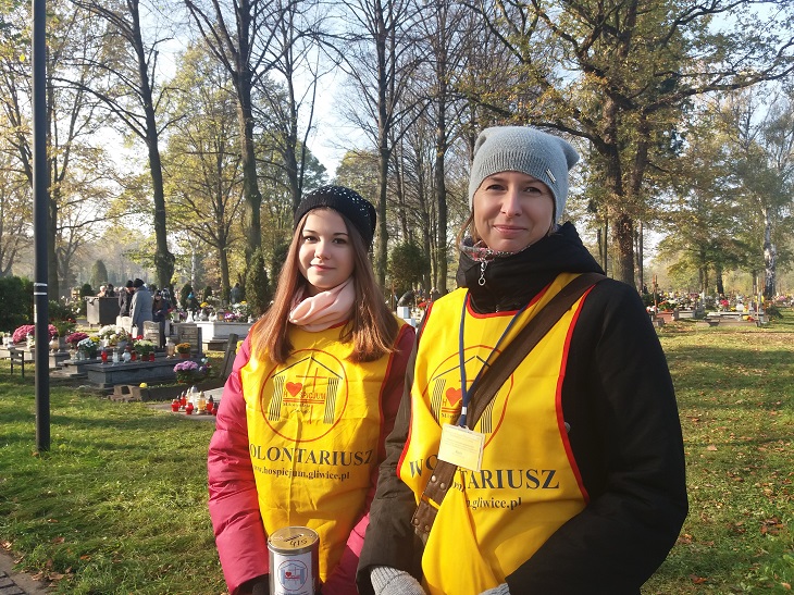 Dwie wolontariuszki w żóltych kamizelkach kwestujące na Hospicjum
