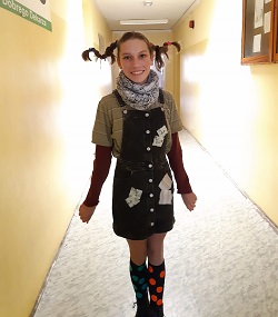 dziewczyna stoi w korytarzu ma dwa kucyki