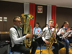 na scenie uczniowie graja na instrumentach detych