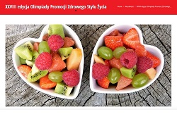 dwie białe miseczki w kształcie serca z owocami
