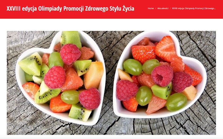 dwie białe miseczki w kształcie serca z owocami