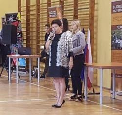 Pani dyrektor przemawiająca na apelu rozpoczynającym rok szkolny 2019/20