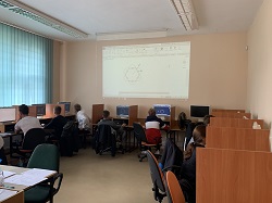 uczniowie pracują przy komputerach