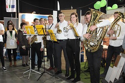 uczniowie graja na instrumentach dętych