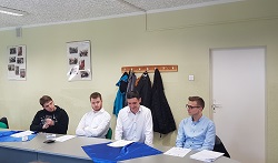 chłopcy siedzą przy stole