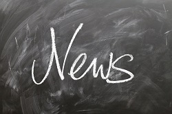 na czarnej tablicy szkolnej napis news