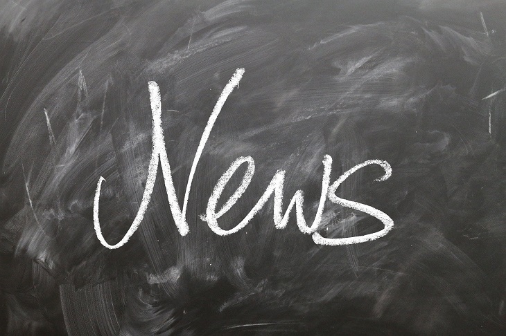 na czarnej tablicy szkolnej napis news