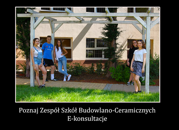 uczniowie stoja oparci o pergole