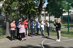 uczniowie na boisku