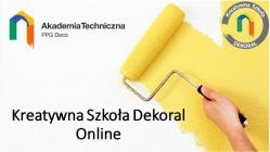 Plakat reklamujący Kreatywną Szkołę Decorala - po prawej stronie ręka trzymająca wałek  malarski i malująca żółtą farbą. Po lewej napis Akademia Techniczna, na dole czarny napis Kreatywna Szkoła Decoral online