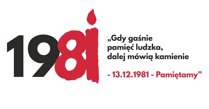 Fragment plakatu Projektu „Gdy gaśnie pamięć ludzka, dalej mówią kamienie – 13 grudnia 1981 – Pamiętamy !” czarno-czerwony napis 1981 i tytuł projektu