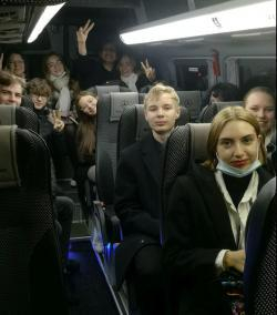 Grupa młodzieży w autokarze, jadąca na spektakl