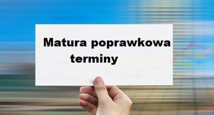 ręka trzymająca kartkę z napisem - matura poprawkowa terminy