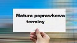 ręka trzymająca kartkę z napisem - matura poprawkowa terminy