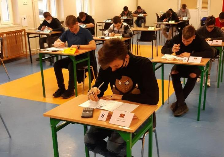 Na zdjęciu przy osobnych stolikach siedzą uczniowie - uczestnicy 50. Turnieju "Złota Kielnia"