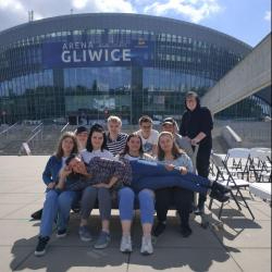Wolontariusze na tle Areny Gliwice