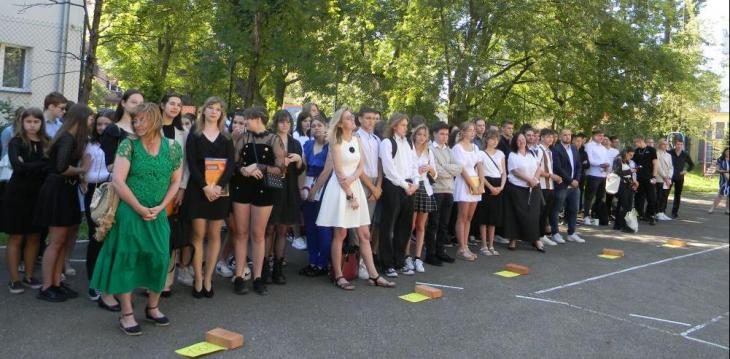 zielona tablica z napisem koniec roku 